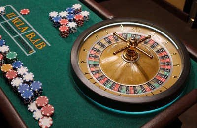 Roulette-Rad und gr&uuml;ner Filztisch von oben im Betsson Online Casino