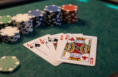 Blackjack-Tisch mit Karten und Chips in Nahaufnahme im Betsson Casino