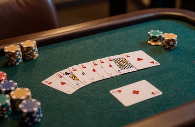 Elegant beleuchteter Baccarat-Tisch mit Karten im Betsson Online Casino