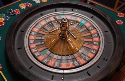 Sich drehendes Roulette-Rad mit orangefarbener Bewegungsunsch&auml;rfe im Betsson Casino